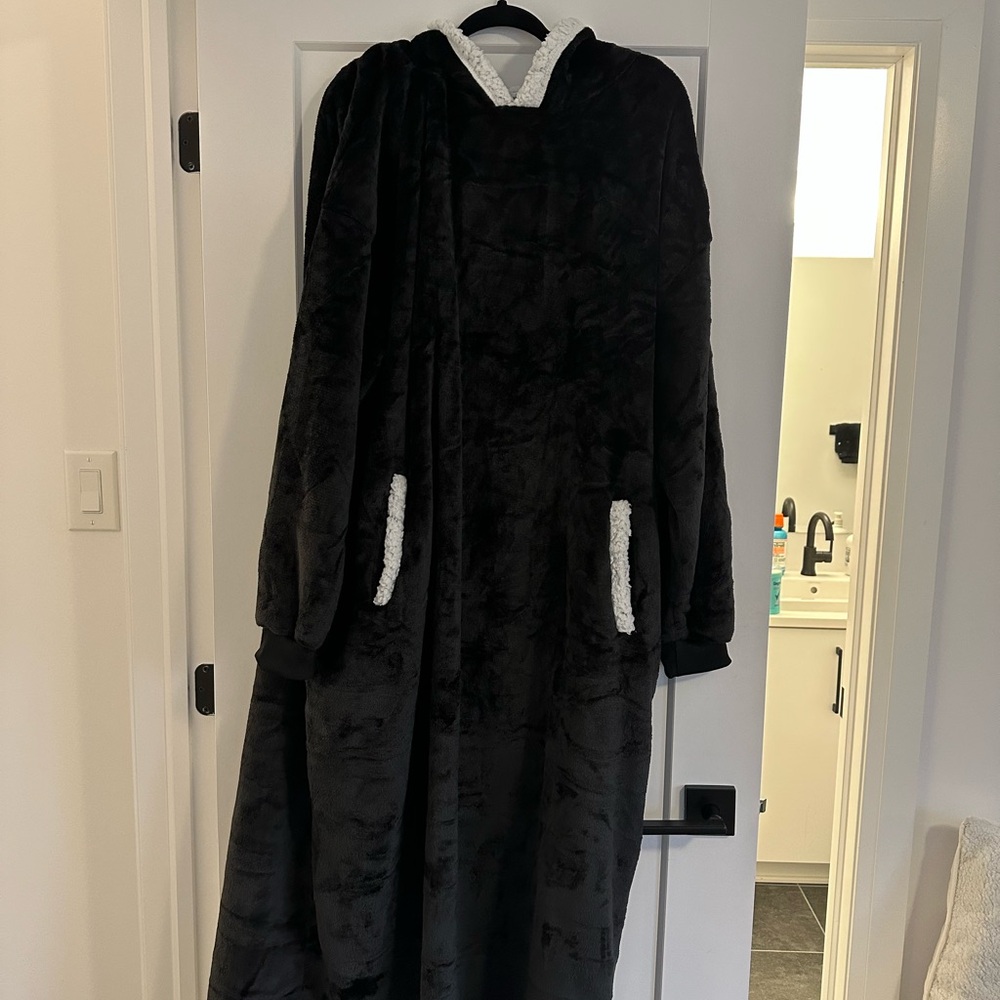 Oversized Blanket Sweater with Hood and Pockets